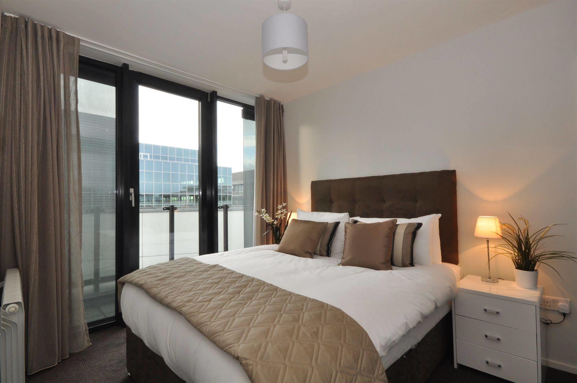 Your Base Dublin - Grand Canal Square Exterior photo